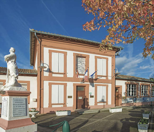 La Mairie et le monument aux Morts - Le Born (31340) - Haute-Garonne