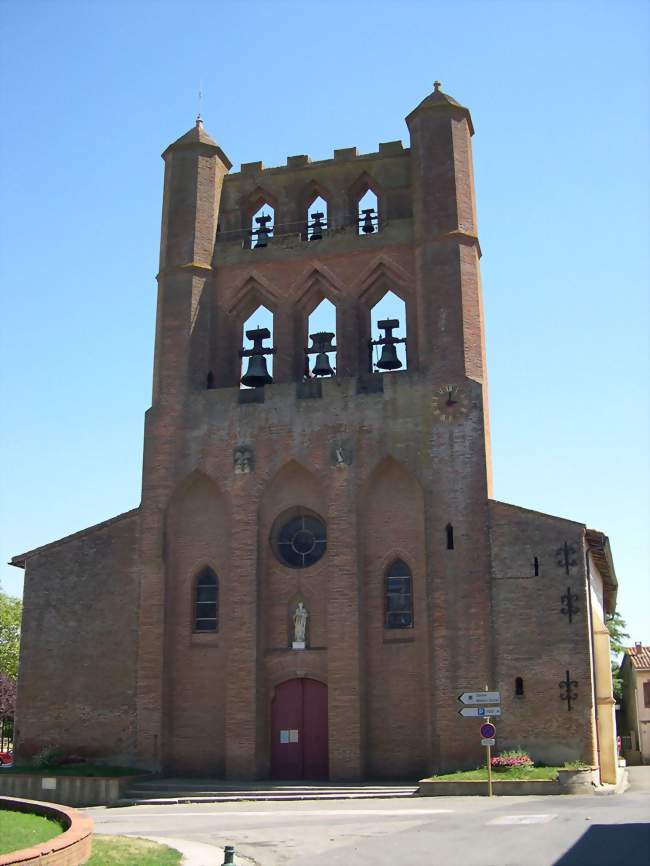 Façade principale de l'église du village, avec son clocher-mur typique de la région - Montgiscard (31450) - Haute-Garonne