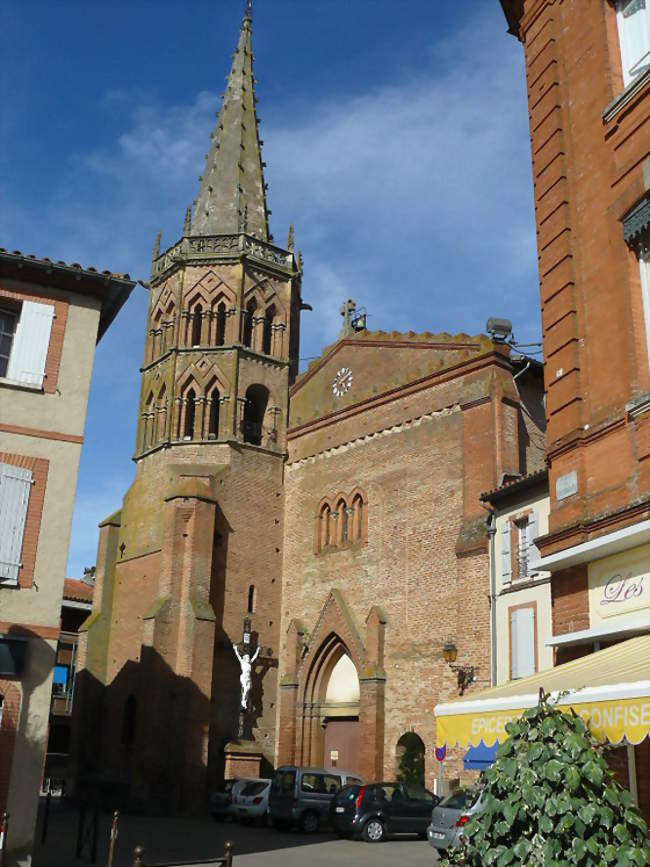 Centre de Muret avec l'église Saint-Jacques et sa tour médiévale octogonale - Muret (31600) - Haute-Garonne