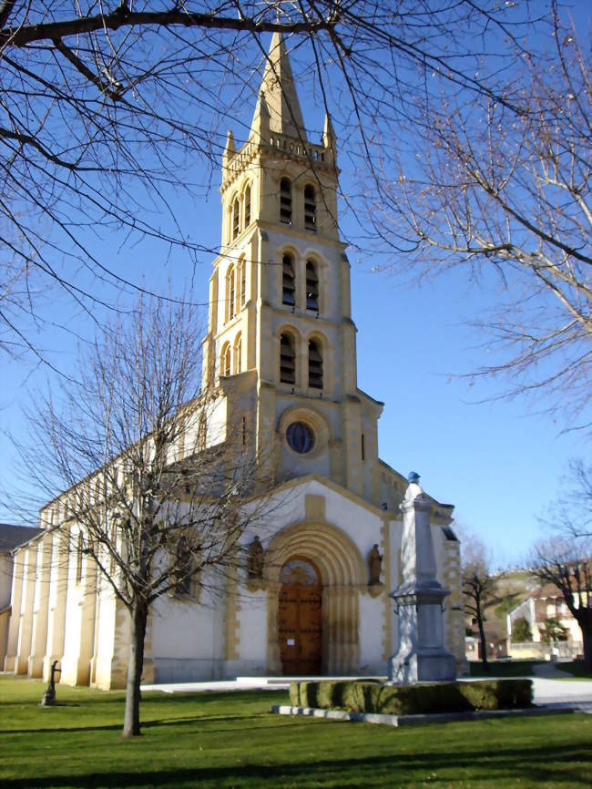Église et monument aux morts - Villeneuve-de-Rivière (31800) - Haute-Garonne