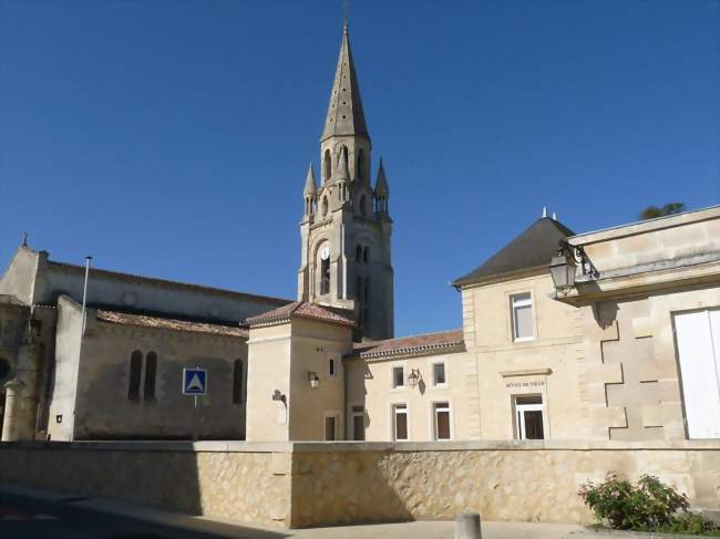 L'église et la mairie - Bégadan (33340) - Gironde