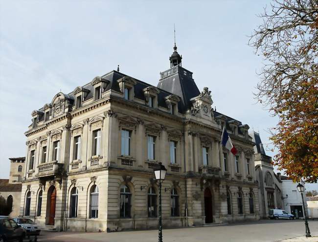 L'hôtel de ville - Coutras (33230) - Gironde