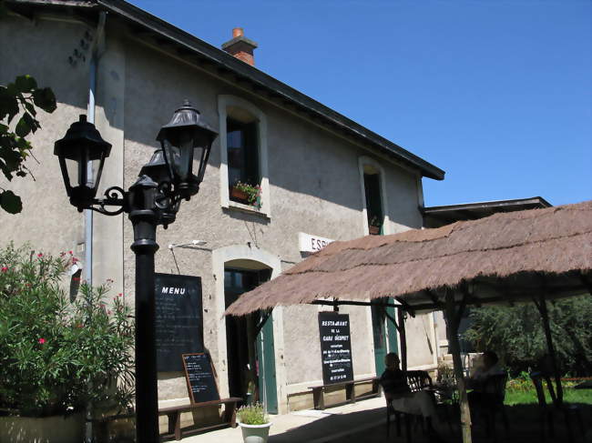 L'ancienne gare d'Espiet, réaménagée en restaurant - Espiet (33420) - Gironde