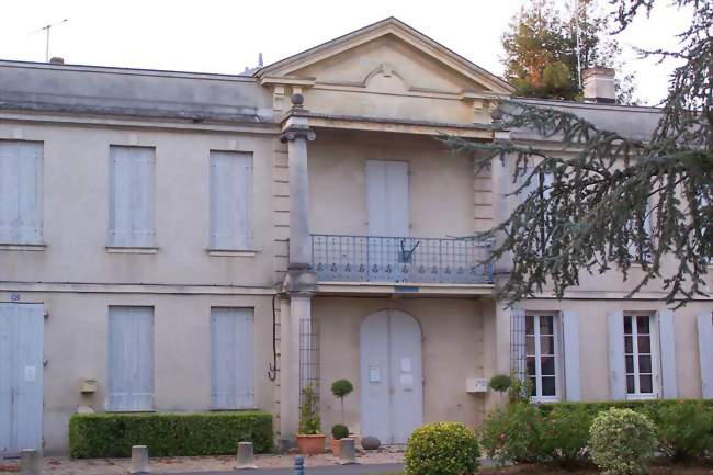 La mairie (août 2011) - Loupiac (33410) - Gironde