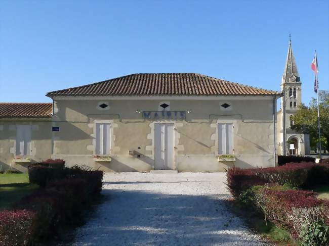 La mairie et l'église à droite - Naujac-sur-Mer (33990) - Gironde