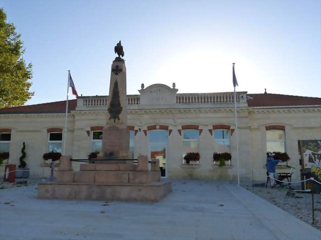 La mairie et le monument aux morts de Vensac - Vensac (33590) - Gironde