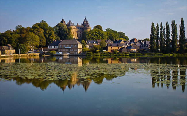 Le château et le lac tranquille - Combourg (35270) - Ille-et-Vilaine