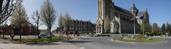 Centre-ville de Janzé - les halles, la place du marché et l'église Saint-Martin - Janzé (35150) - Ille-et-Vilaine