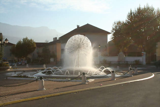 Une partie de la place centrale de la ville, avec sa fontaine - Moirans (38430) - Isère