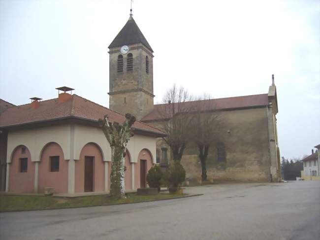 L'église et la salle des fêtes - Saint-Bonnet-de-Chavagne (38840) - Isère