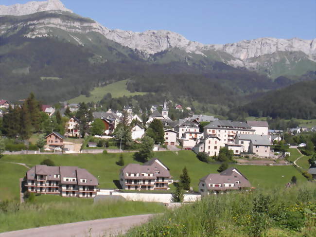 Le Bourg de Villard-de-Lans et le Roc Cornafion, depuis la route de la Tancanière en été 2013 - Villard-de-Lans (38250) - Isère