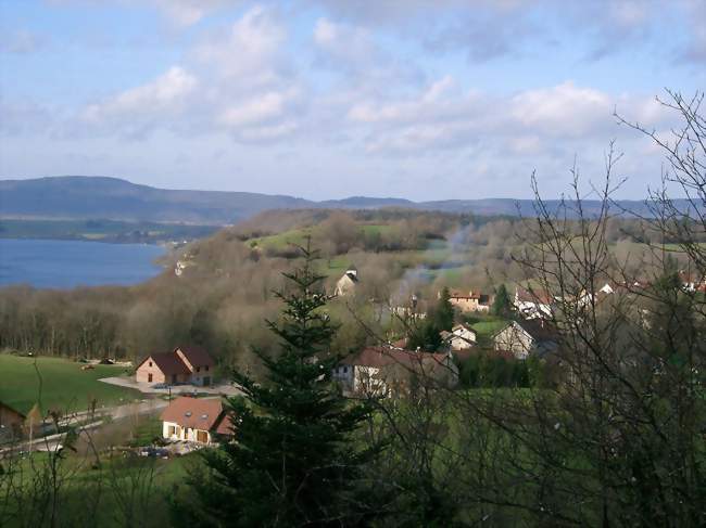 Vue partielle du village de Fontenu dominant le lac de Chalain - Fontenu (39130) - Jura