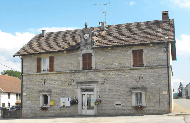 La mairie de Poids-de-Fiole fut bâtie en 1830 - Poids-de-Fiole (39570) - Jura