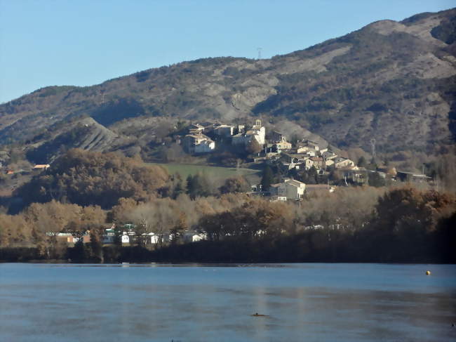Le village vu du pont-barrage de La Saulce - Curbans (05110) - Alpes-de-Haute-Provence
