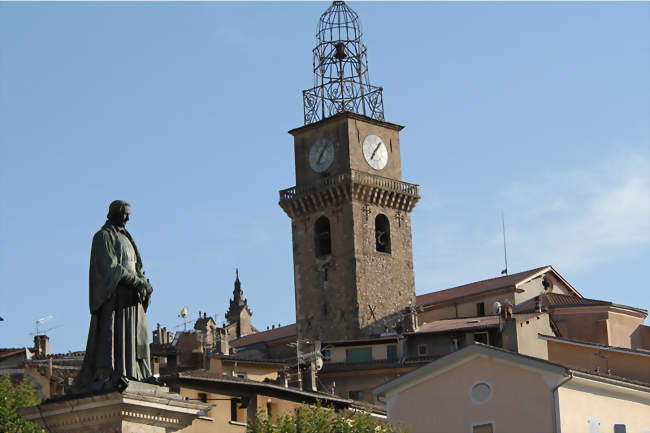 Statue de Pierre Gassendi sur la place de la cathédrale Saint-Jérôme