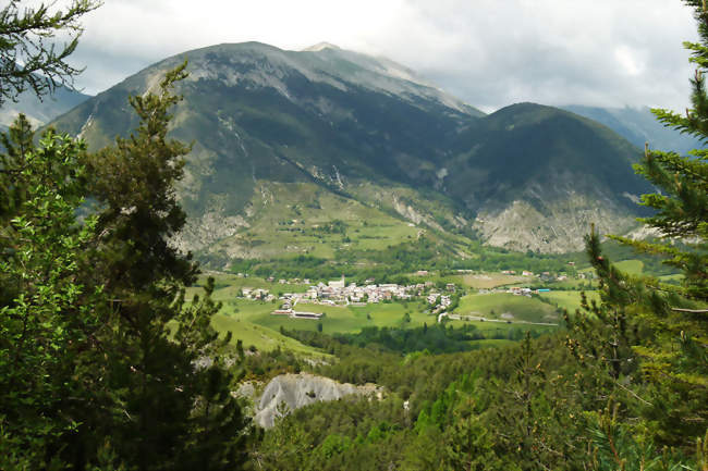 Vue du village depuis la montagne de Cordoeil - Thorame-Basse (04170) - Alpes-de-Haute-Provence