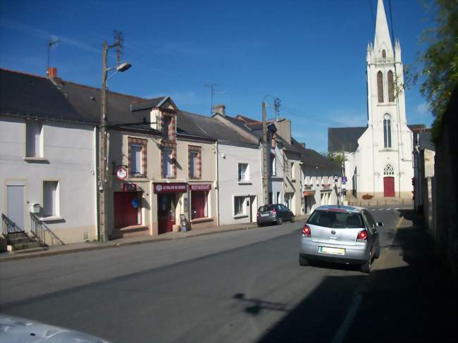 La rue Julienne-David avec l'église Saint-Médard à l'arrière-plan - Saint-Mars-du-Désert (44850) - Loire-Atlantique