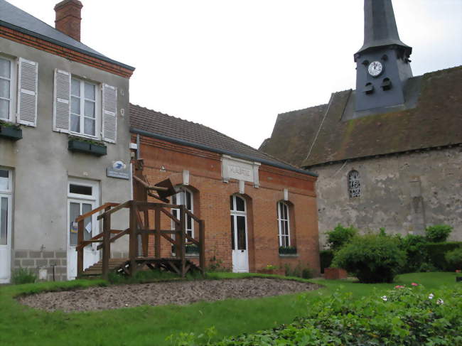 La mairie et l'église Notre-Dame - Isdes (45620) - Loiret