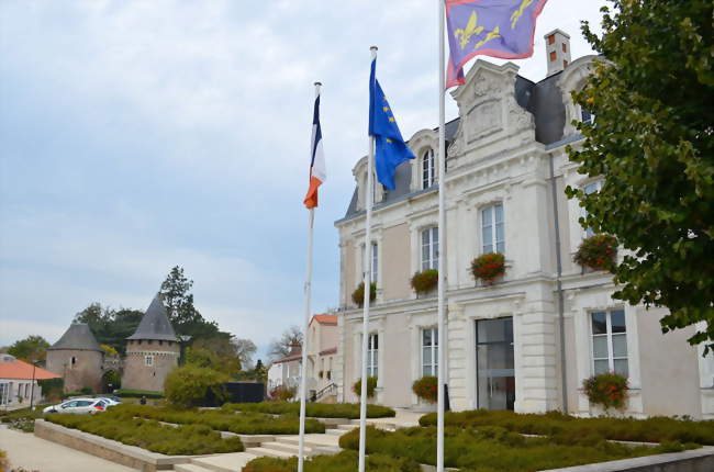 Hôtel de Ville avec les tours du Château en arrière-plan - Champtoceaux (49270) - Maine-et-Loire
