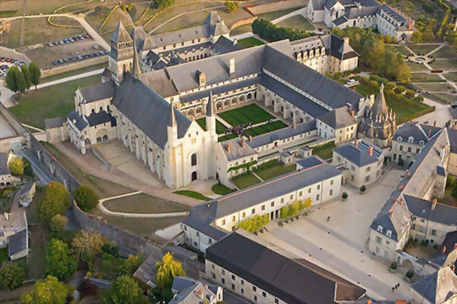 Vue aérienne de l'abbaye de Fontevraud - Fontevraud-l'Abbaye (49590) - Maine-et-Loire