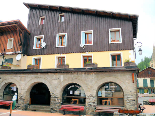 Ancienne halle,actuel office du tourisme et hôtel de ville - Abriès (05460) - Hautes-Alpes