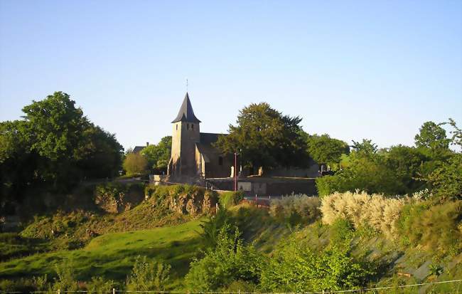 Vue sur l'église Saint-Pierre - Brectouville (50160) - Manche