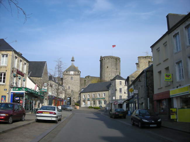 Vue du centre de Bricquebec et du château - Bricquebec (50260) - Manche