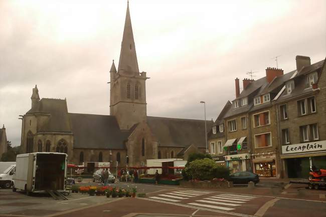 Église de Périers un jour de marché - Périers (50190) - Manche