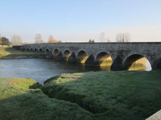 Le pont Aubaud enjambant la Sélune - Pontaubault (50220) - Manche