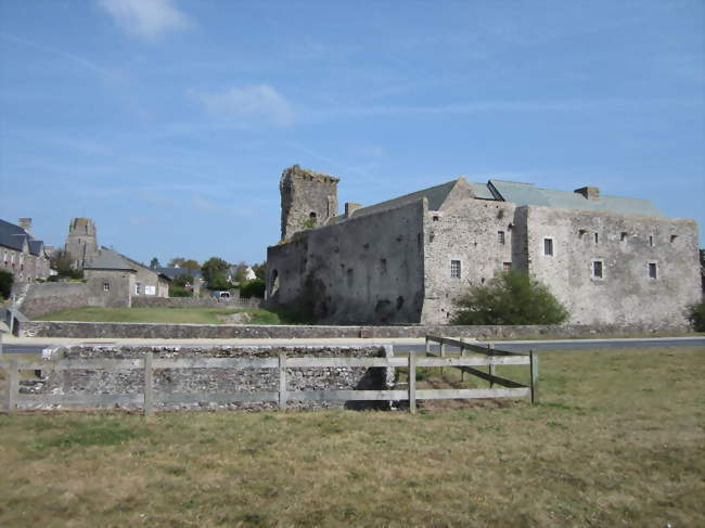 Le chateau à droite, l'église à gauche - Regnéville-sur-Mer (50590) - Manche