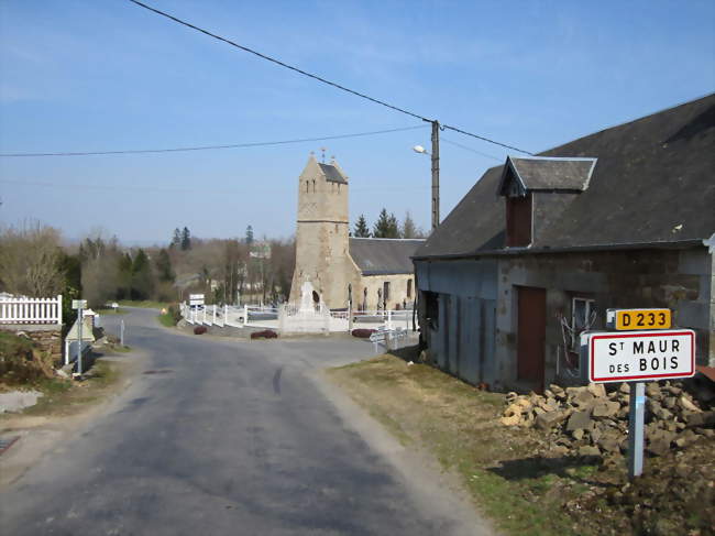 Le bourg et son église - Saint-Maur-des-Bois (50800) - Manche