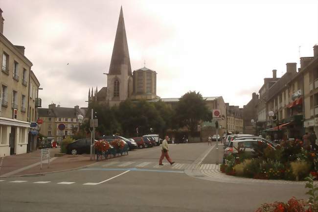 Place Vicq d'Azir, avec en arrière plan l'église Saint Malo - Valognes (50700) - Manche