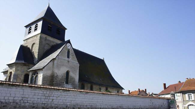 Vue de l'église de du cimetière - Époye (51490) - Marne
