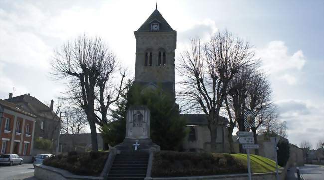 L'église au centre du village, le monument aux morts devant - Fresne-lès-Reims (51110) - Marne