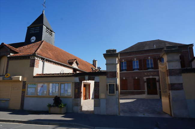 La mairie, la poste et l'église - Mardeuil (51530) - Marne