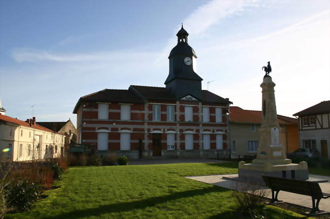 La place de la Mairie, avec au centre le Monument aux morts - Possesse (51330) - Marne