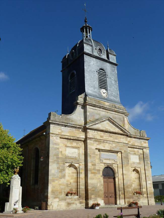 Façade de l'église Saint Médard avec sa tour clocher - Saint-Mard-sur-le-Mont (51330) - Marne
