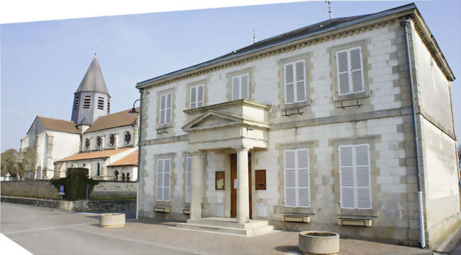Vue de la Mairie, du cimetière, du monument aux morts et de l'église - Sarry (51520) - Marne