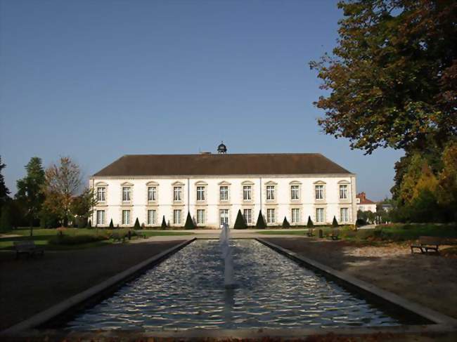 L'hôtel de ville vu depuis son parc - Vitry-le-François (51300) - Marne