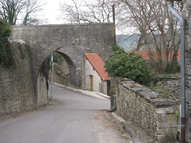 ponts au-dessus d'une rue depuis le parc du château - Chalancey (52160) - Haute-Marne