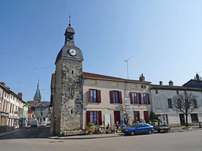 La rue Notre-Dame et la Tour du Dôme - Wassy (52130) - Haute-Marne
