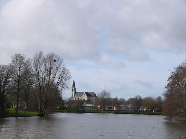 L'église Saint-Nicolas vue du plan d'eau du Mûrier - Craon (53400) - Mayenne