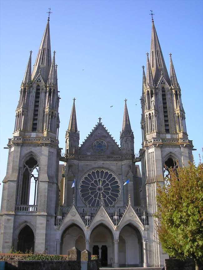 La basilique Notre-Dame-de-Pontmain - Pontmain (53220) - Mayenne