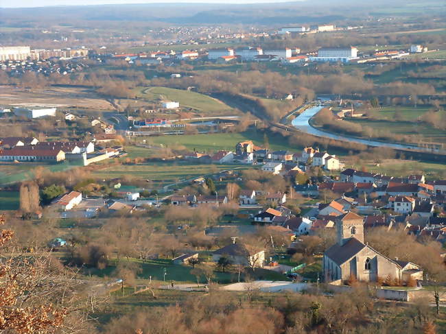 Vue plongeante sur le village depuis le plateau - Écrouves (54200) - Meurthe-et-Moselle