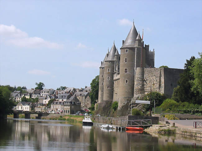 Le bourg de Josselin et le château des Rohan sur les rives de l'Oust - Josselin (56120) - Morbihan