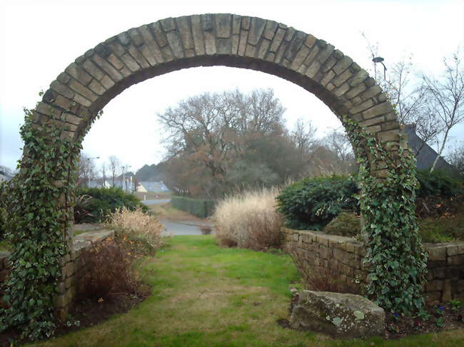 Arche en pierre à l'entrée de la commune - Ploeren (56880) - Morbihan
