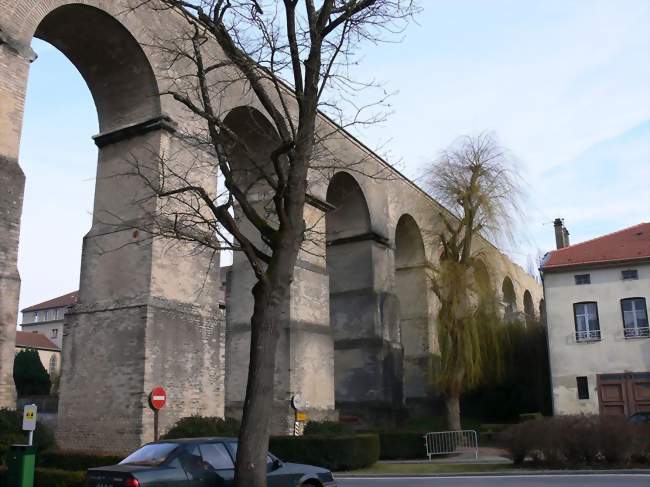 Vestiges de l'aqueduc romain enjambant les maisons de Jouy-aux-Arches - Jouy-aux-Arches (57130) - Moselle