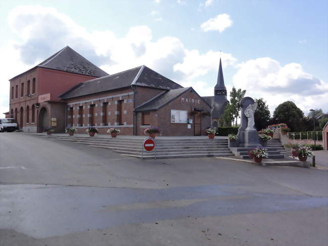 Place avec école, mairie, église, monument aux morts - Noyelles-sur-Sambre (59550) - Nord
