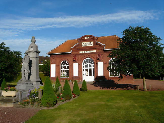 La mairie et le monument aux morts - Proville (59267) - Nord