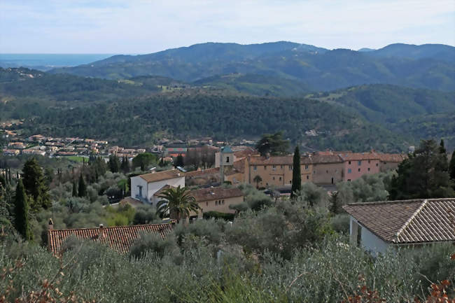Vue du village depuis une propriété du chemin de Léouvière - Le Tignet (06530) - Alpes-Maritimes